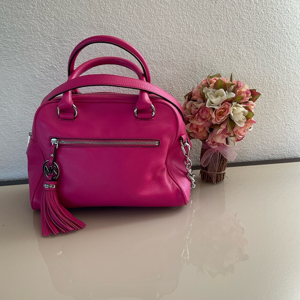 Michael Kors medium  size bag. Excellent condition, like new. Leather .